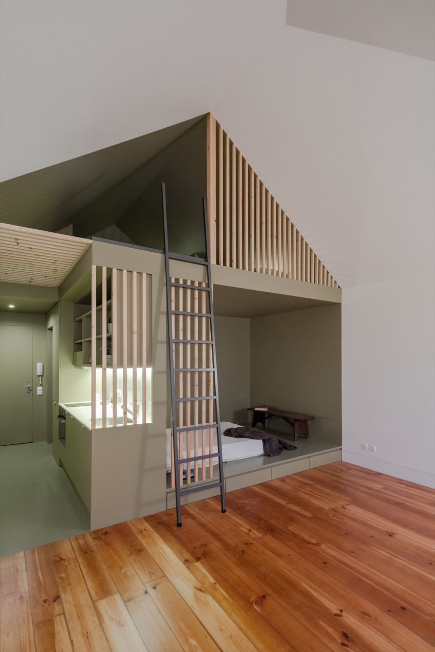 Minimalistische kleine badkamer met betonlook vloer en witte wandtegels