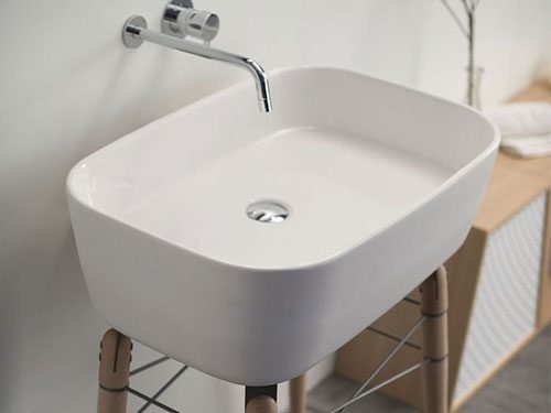 Minimalistische vrijstaande wastafel van Michael Hilgers