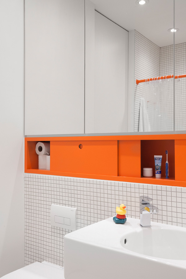 Minimalistische witte badkamer met oranje accenten