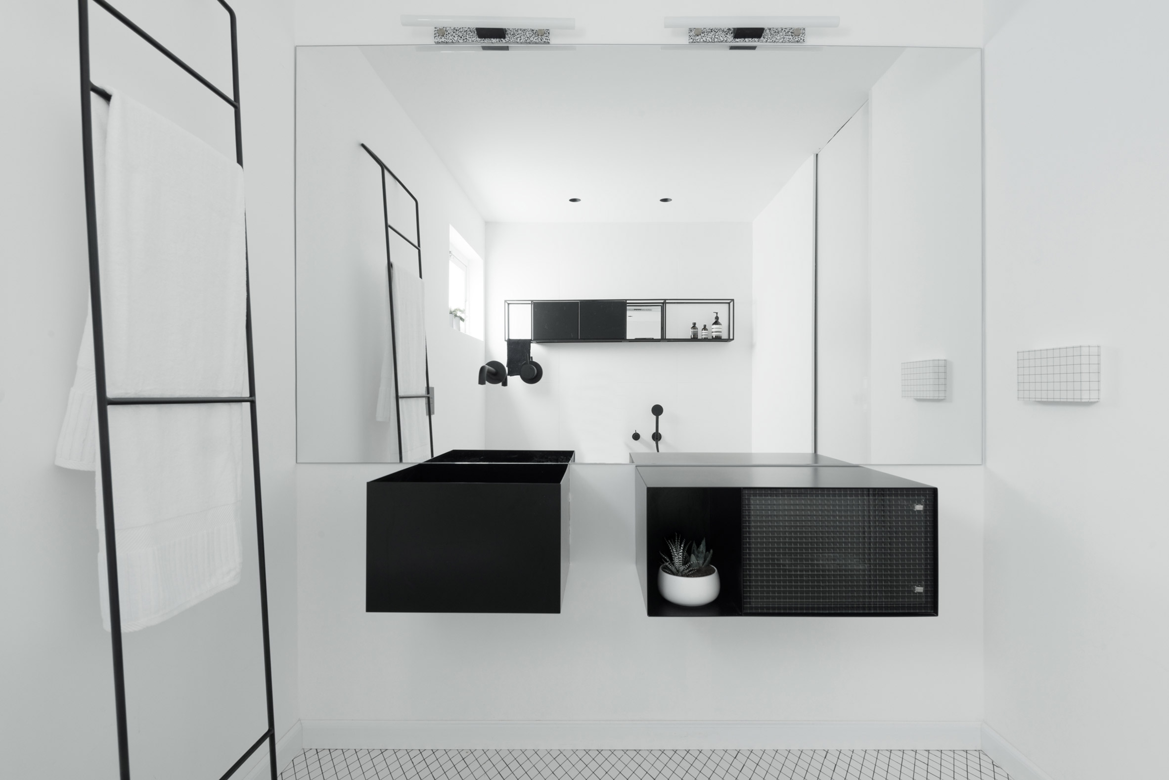 Minimalistische zwart wit badkamer van architecten Amir en Chen