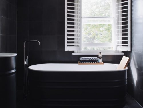 Minimalistische zwarte badkamer