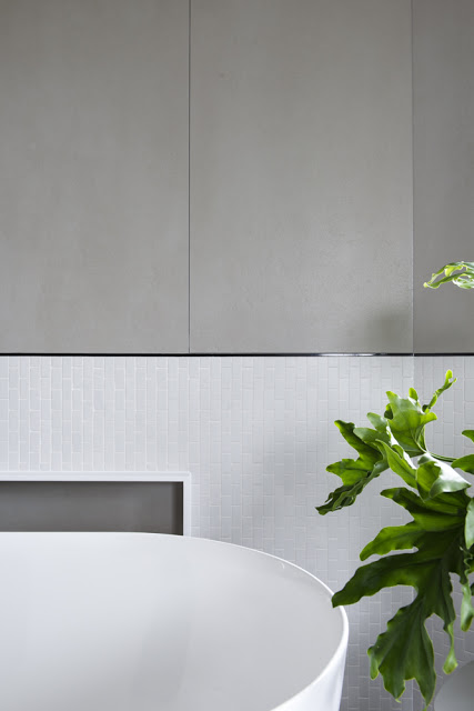 Modern badkamerontwerp met grote grijze tegels