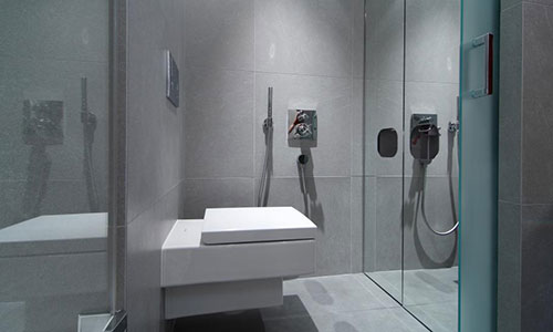 Moderne badkamer door architect Rudolf Lesňák