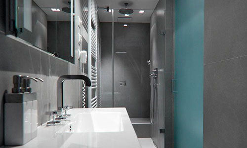 Moderne badkamer door architect Rudolf Lesňák