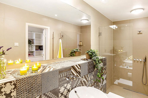 Moderne badkamer in beige tinten