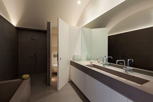 Moderne badkamer met boogplafond