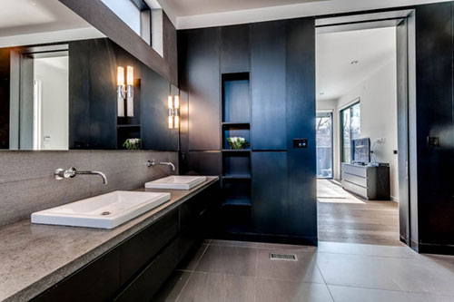Moderne badkamer met donkere kleuren