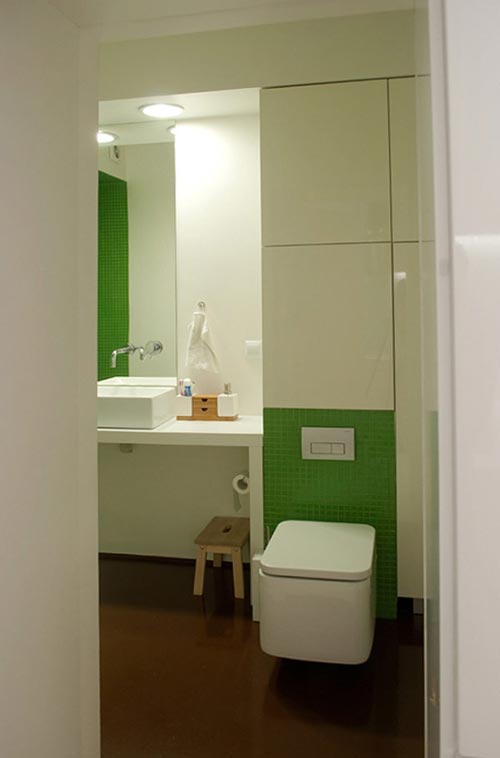 Moderne badkamer met gifgroen en bruin