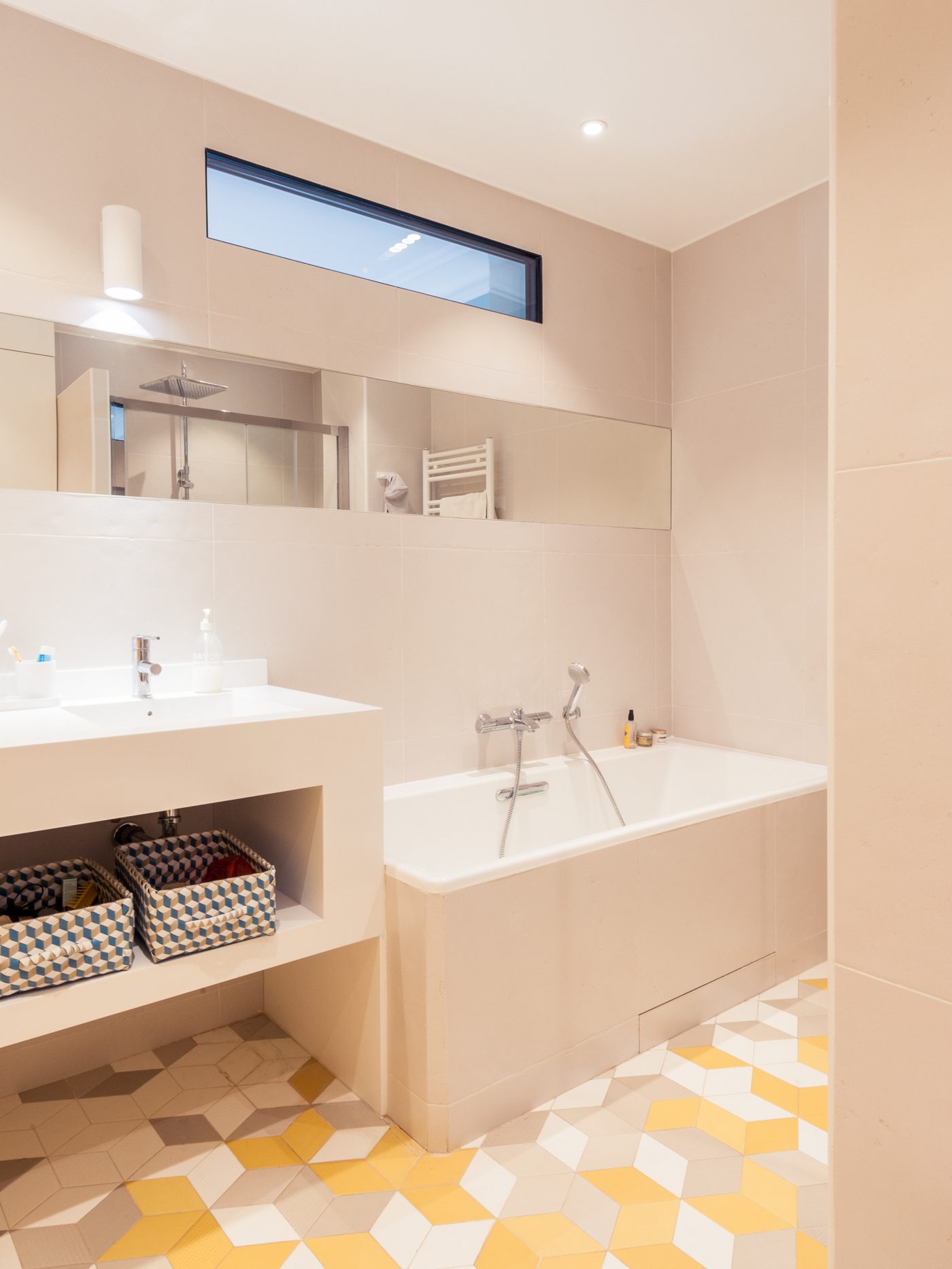 Moderne badkamer in grijs, wit en geel