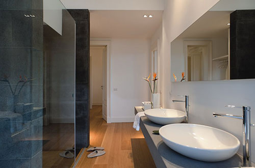 Moderne badkamer van hotel Zash