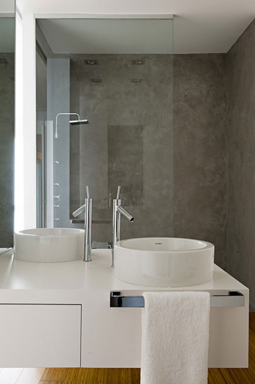Moderne badkamer met beton en hout 
