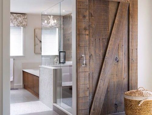 Moderne badkamer met houten schuifdeur