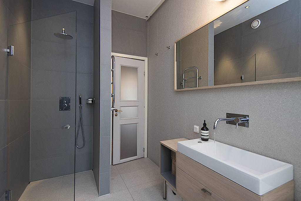 Moderne badkamer in een karakteristiek Scandinavisch appartement