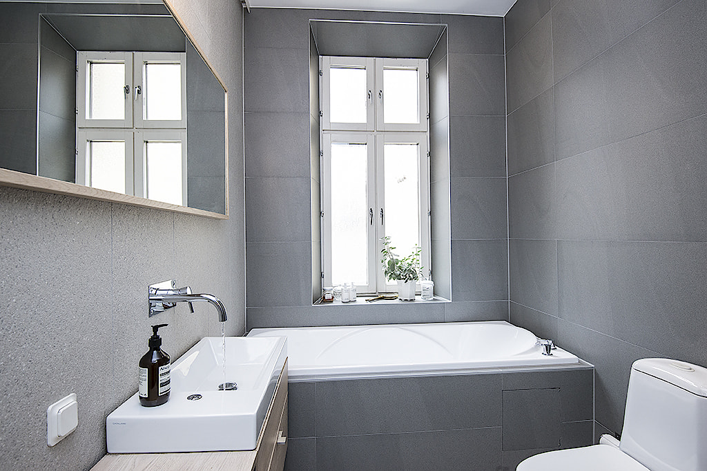 Moderne badkamer in een karakteristiek Scandinavisch appartement