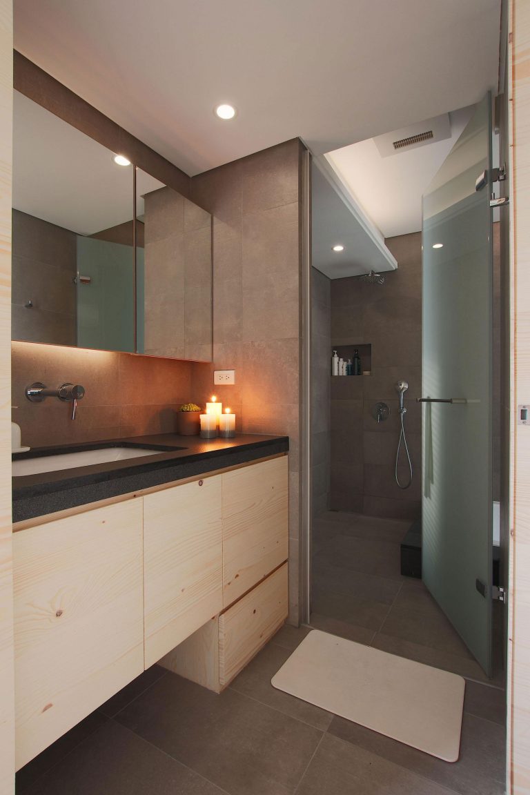 Moderne badkamer met aparte inloopdouche kamer en toilet