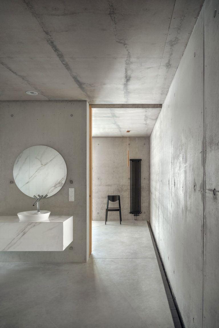 Moderne badkamer met beton, hout en marmer