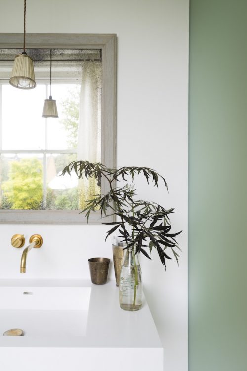Moderne badkamer met een lime groene muur