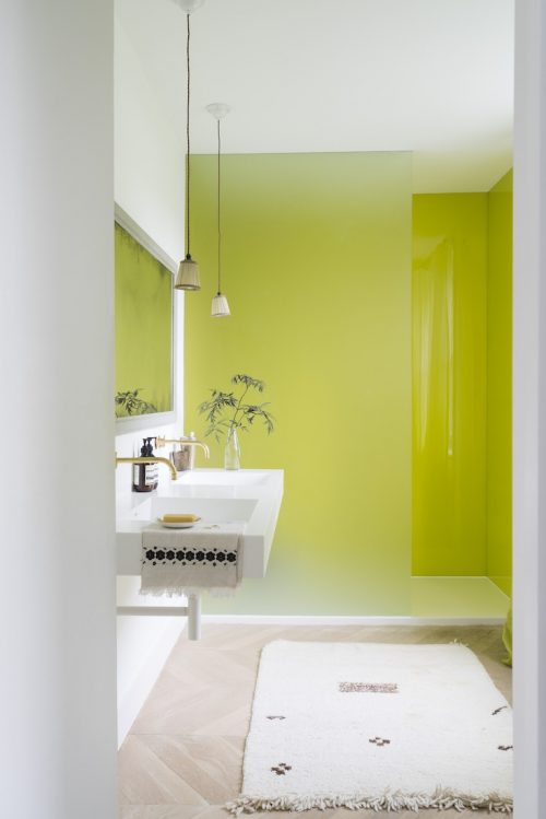Moderne badkamer met een lime groene muur