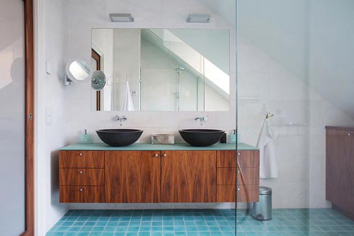 Moderne badkamer met schuin dak