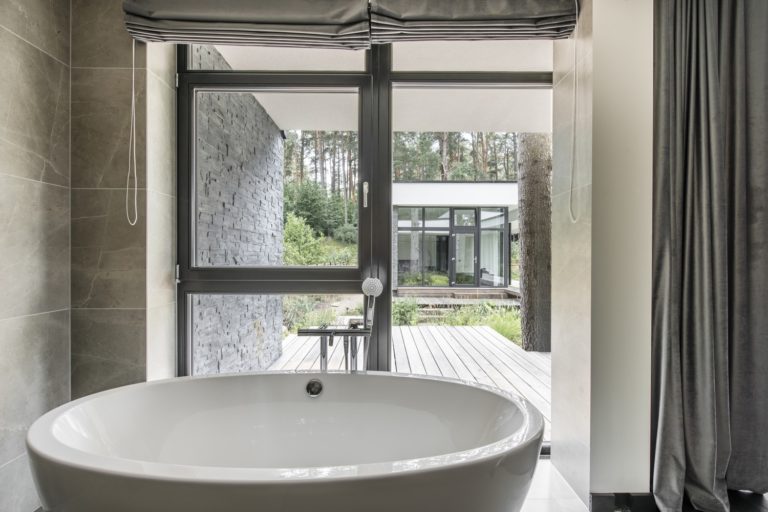 Moderne badkamer met uitzicht op het bos