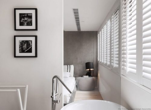 moderne-badkamer-met-uitzicht-op-slaapkamer-via-glazen-wand (1)