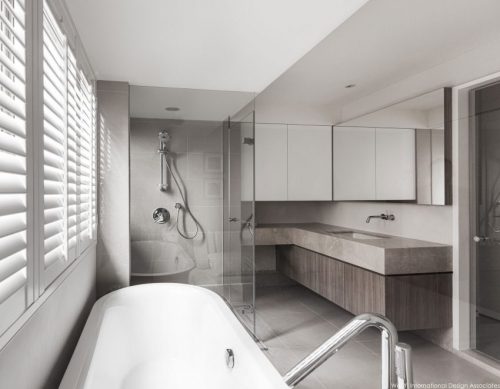 moderne-badkamer-met-uitzicht-op-slaapkamer-via-glazen-wand (8)