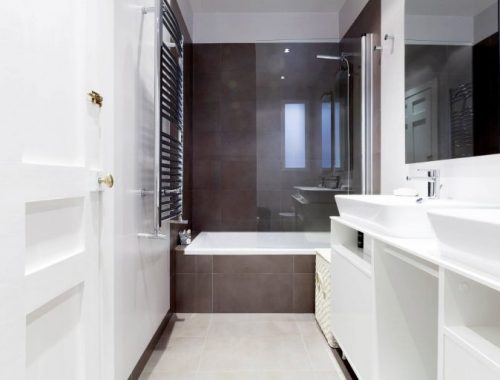 moderne-badkamer-met-veel-moderne-gemakken