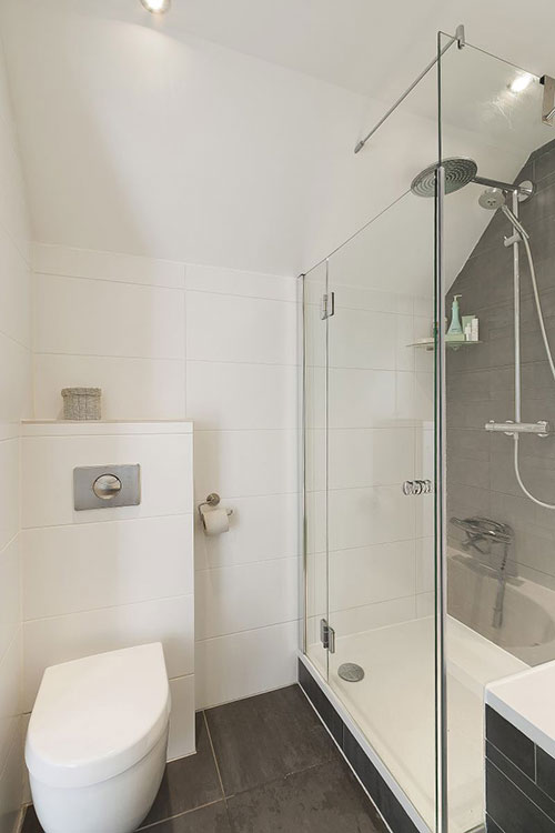 Moderne badkamer in monumentaal pand