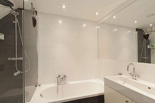 Moderne badkamer in monumentaal pand