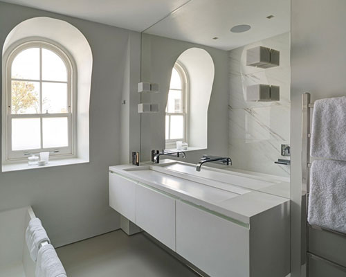 Moderne badkamer met op maat gemaakte elementen