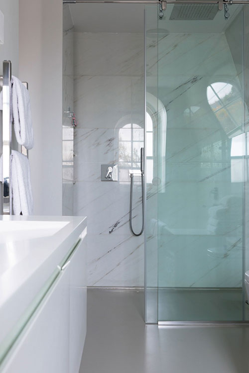 Moderne badkamer met op maat gemaakte elementen