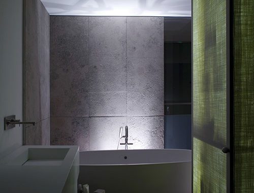 Moderne badkamer van penthouse in Turijn