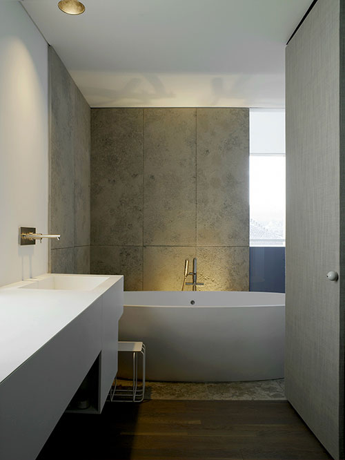 Moderne badkamer van penthouse in Turijn