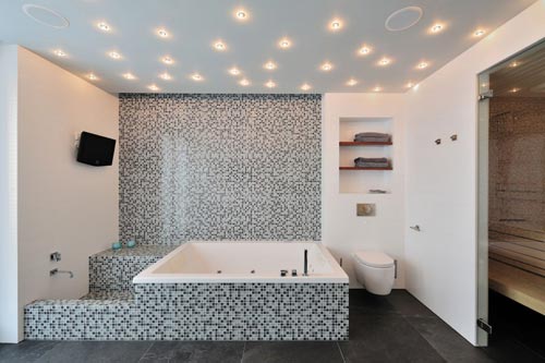 Moderne badkamer met sterrenhemel van spotjes