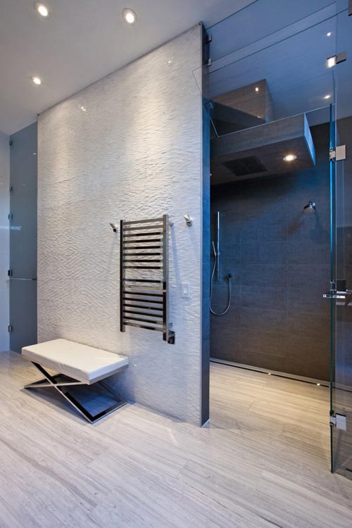 Moderne badkamer met verschillende texturen