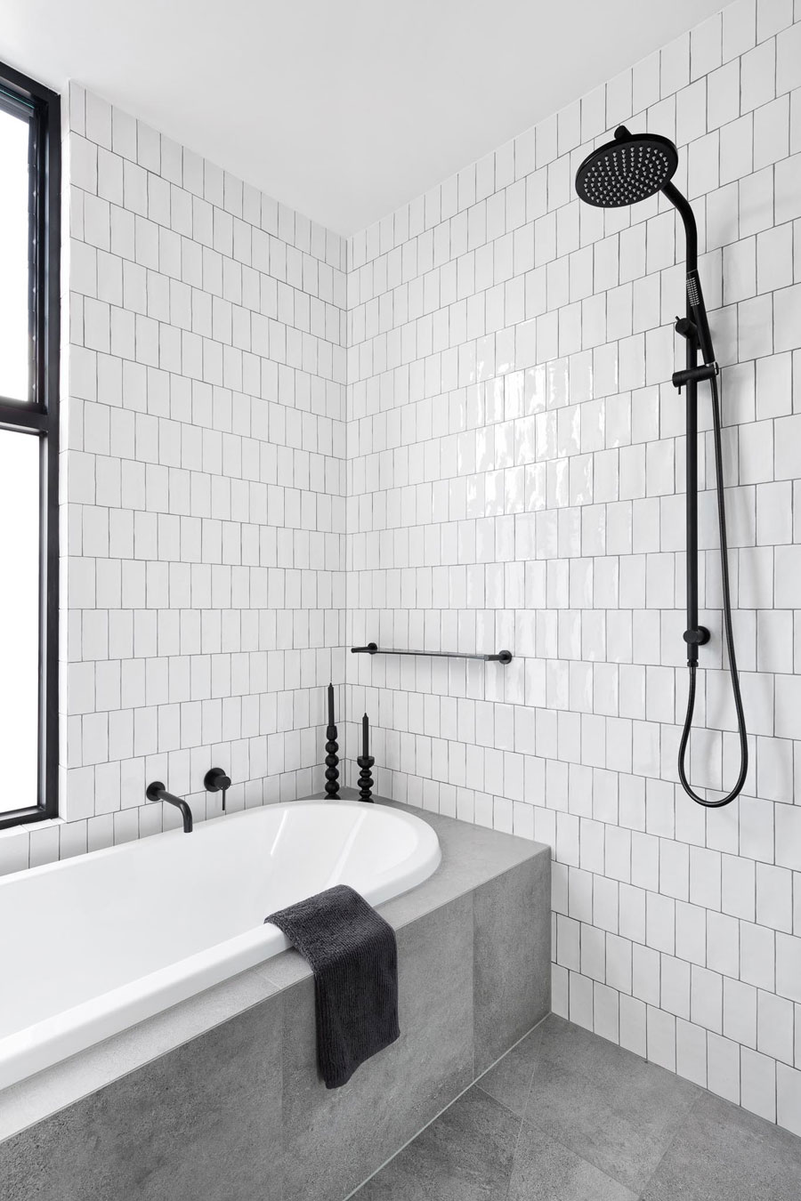 Moderne eigentijdse badkamer met bad én open douche
