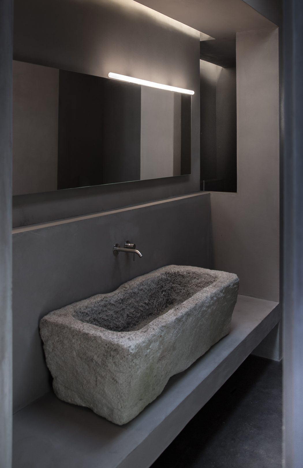 Moderne Italiaanse badkamer met een authentiek karakter