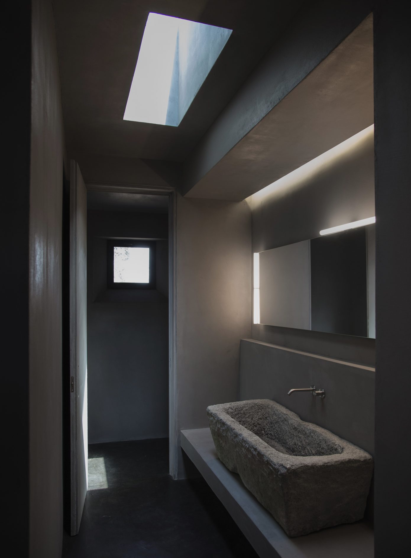 Moderne Italiaanse badkamer met een authentiek karakter