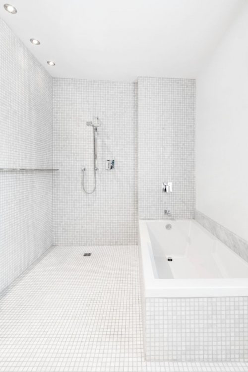 Moderne l-vormige badkamer