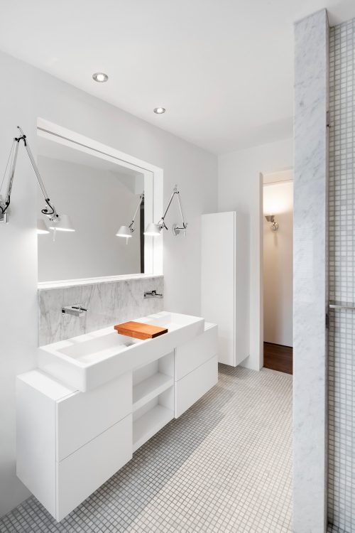 Moderne l-vormige badkamer