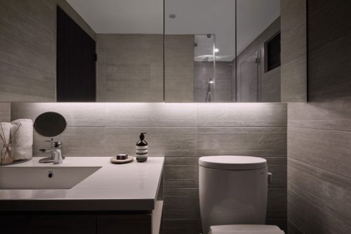 Moderne l-vormige badkamer
