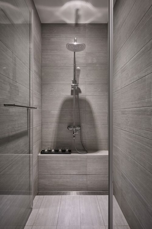 Moderne l-vormige badkamer