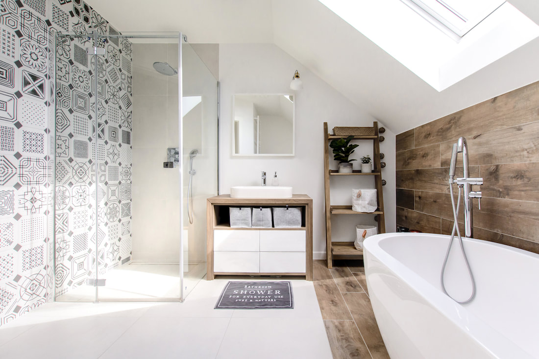 Moderne lichte badkamer met mix van verschillende vloer- en wandafwerkingen