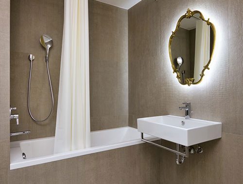 Moderne lichtgrijze badkamer