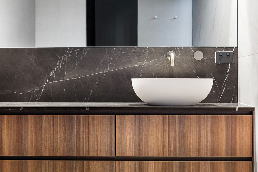 Moderne luxe badkamer door Finney Construction