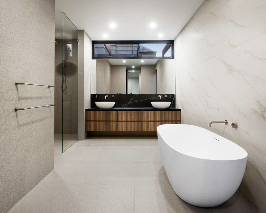 Moderne luxe badkamer door Finney Construction