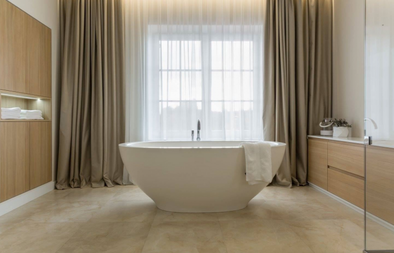 Moderne luxe badkamer van Lake House