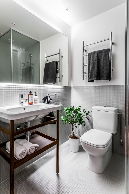 Moderne minimalistische badkamer met grijze mozaïektegeltjes