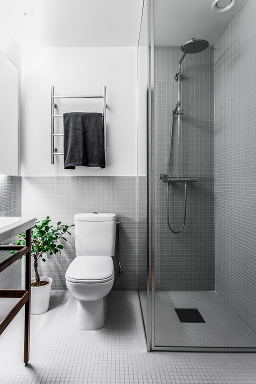 Moderne minimalistische badkamer met grijze mozaïektegeltjes