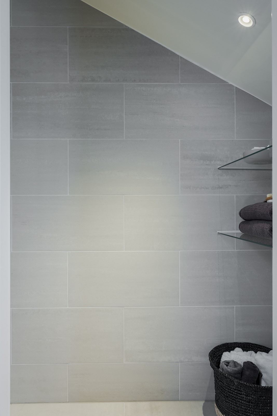 Moderne moderne badkamer van een turnkey appartement